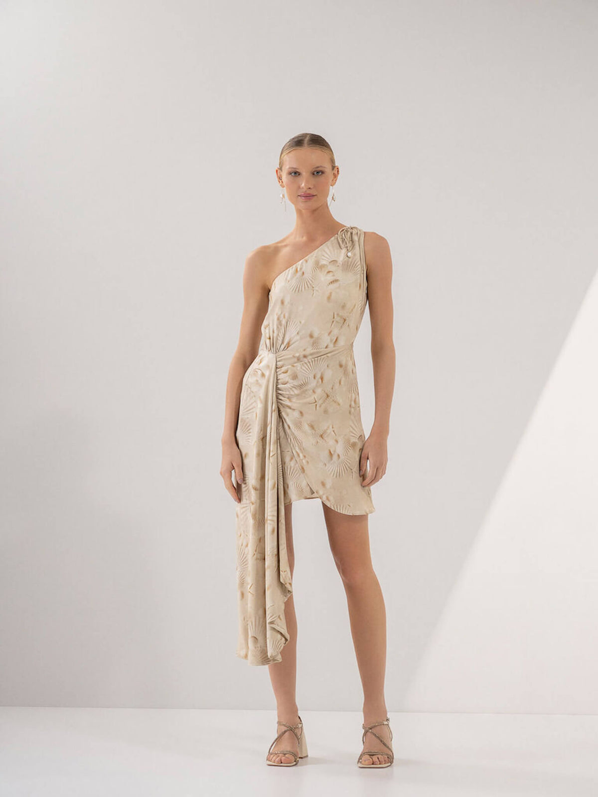 Vestido Estampado Irregular com Flor no Ombro