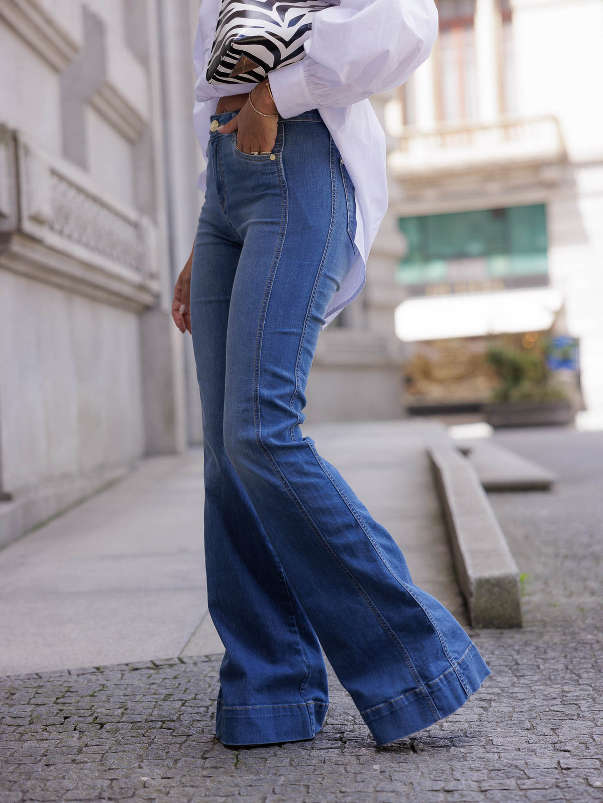 Calça boca de sino com lavagem de bolso