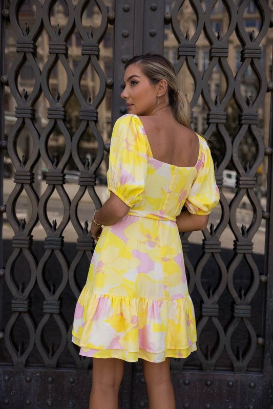 Vestido Curto com Decote Reto