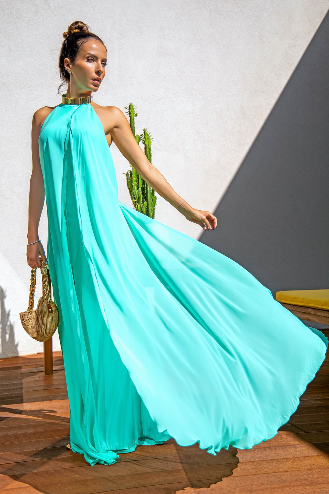 Vestido fluído com gargantilha
