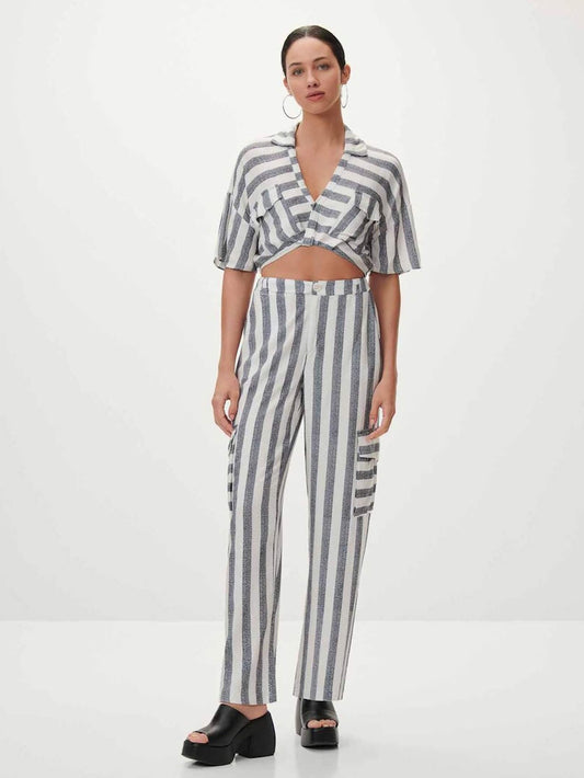 BLUSA CROP TOP COM BOLSOS