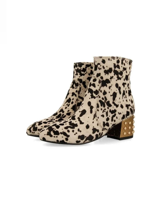BOTINS COM ESTAMPA DE PELE DE VACA E TACÃO DOURADO