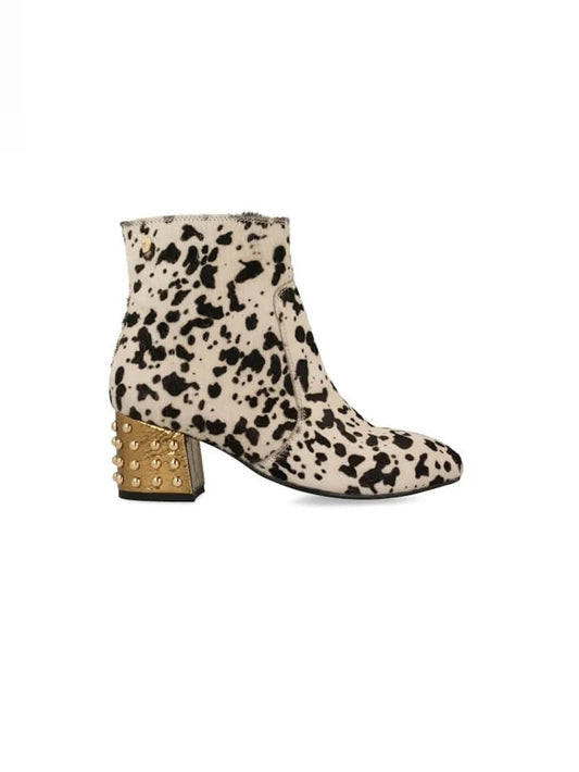 BOTINS COM ESTAMPA DE PELE DE VACA E TACÃO DOURADO