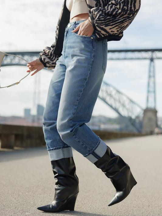 CALÇA CORTE SOLTO COM DETALHE DE BEIROLA