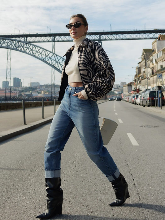 CALÇA CORTE SOLTO COM DETALHE DE BEIROLA