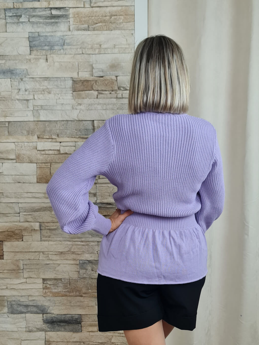 CAMISOLA DE MALHA COM FOLHOS LILÁS