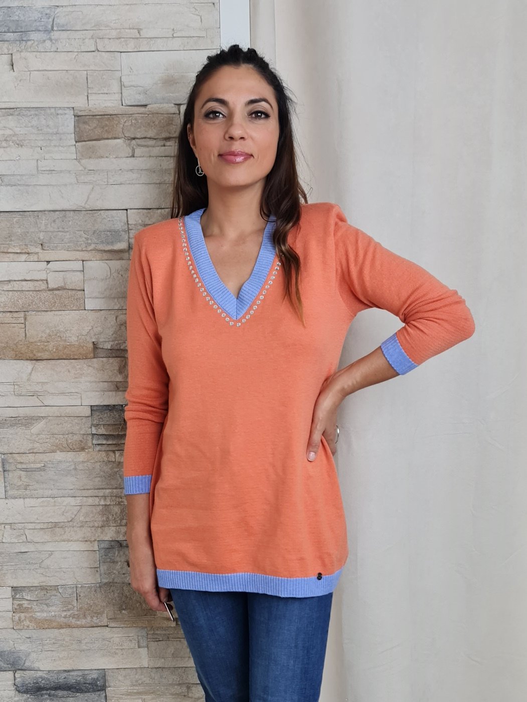 CAMISOLA DE MALHA COM DECOTE EM V COM BRILHANTES