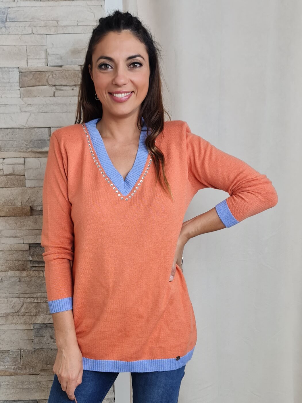 CAMISOLA DE MALHA COM DECOTE EM V COM BRILHANTES