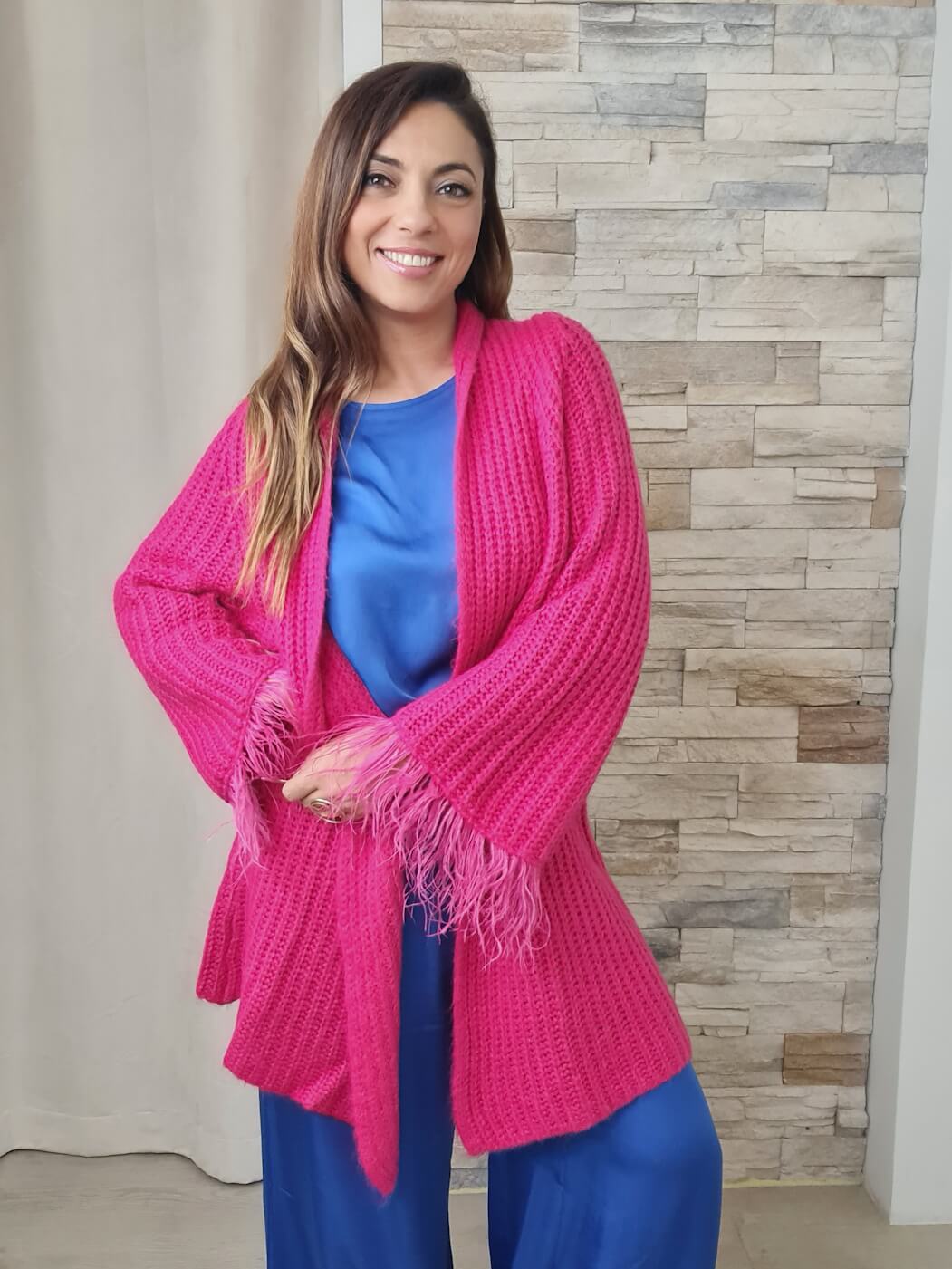 CASACO DE MALHA COM PLUMAS FÚSCHIA