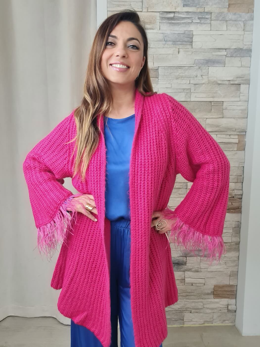 CASACO DE MALHA COM PLUMAS FÚSCHIA