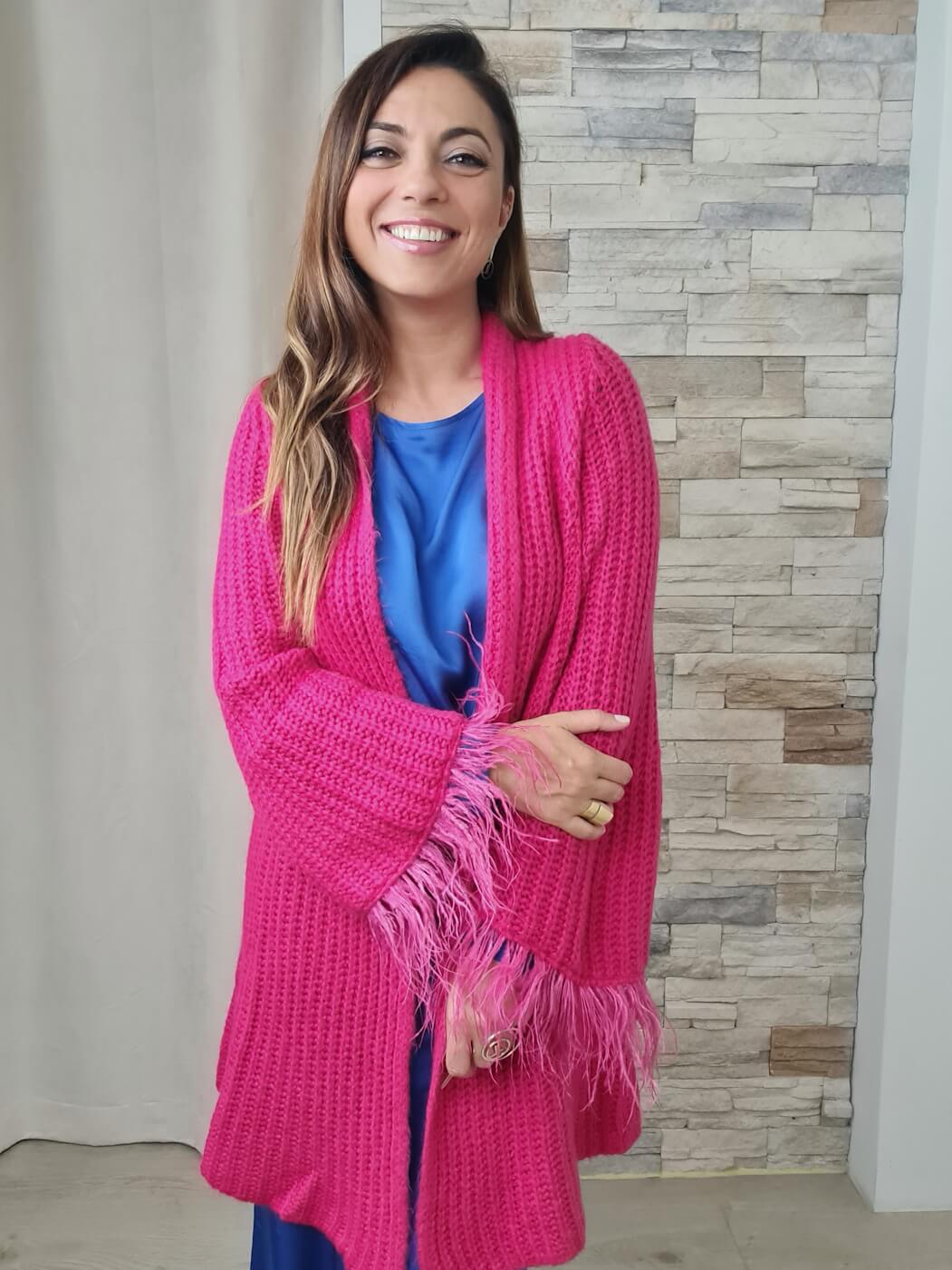 CASACO DE MALHA COM PLUMAS FÚSCHIA