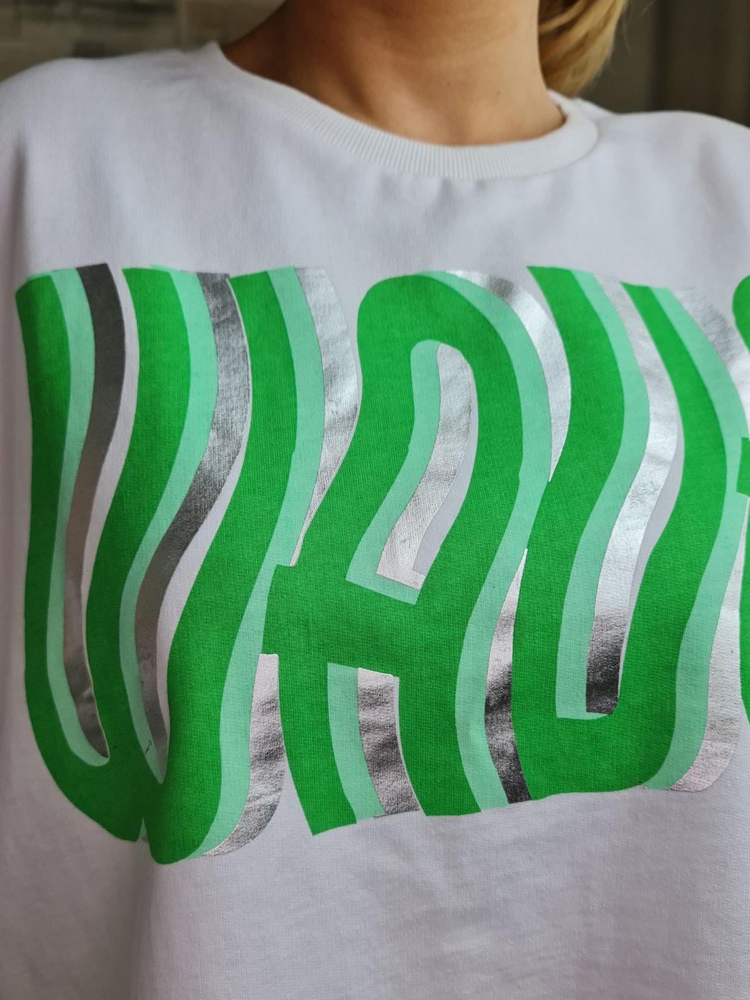 SWEATSHIRT BRANCA C/ LETRAS VERDES