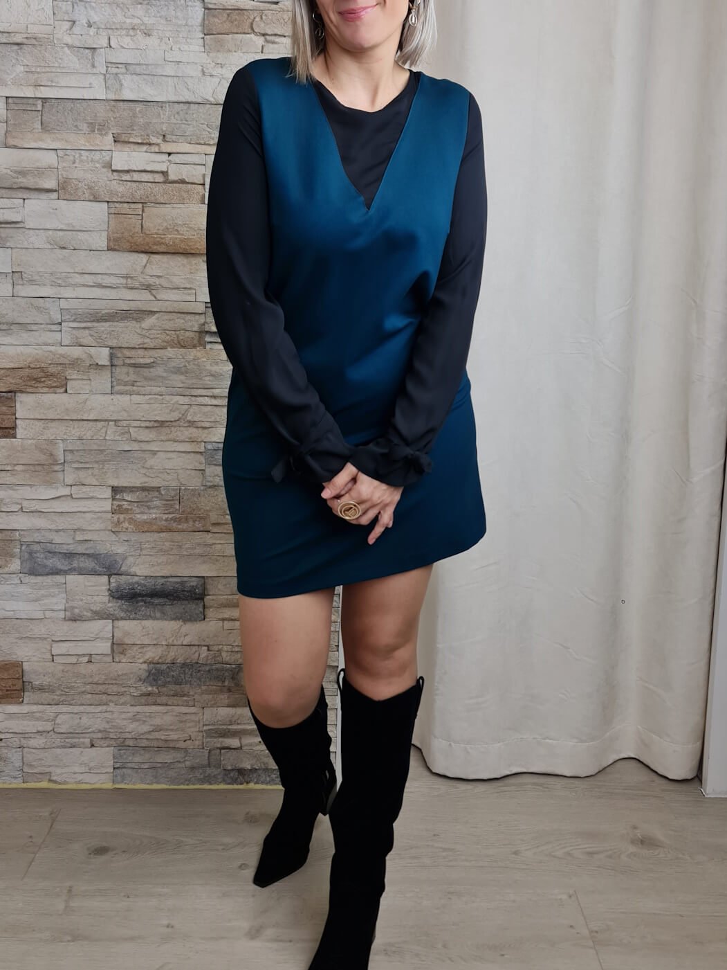 VESTIDO BICOLOR COM EFEITO DECOTE EM V