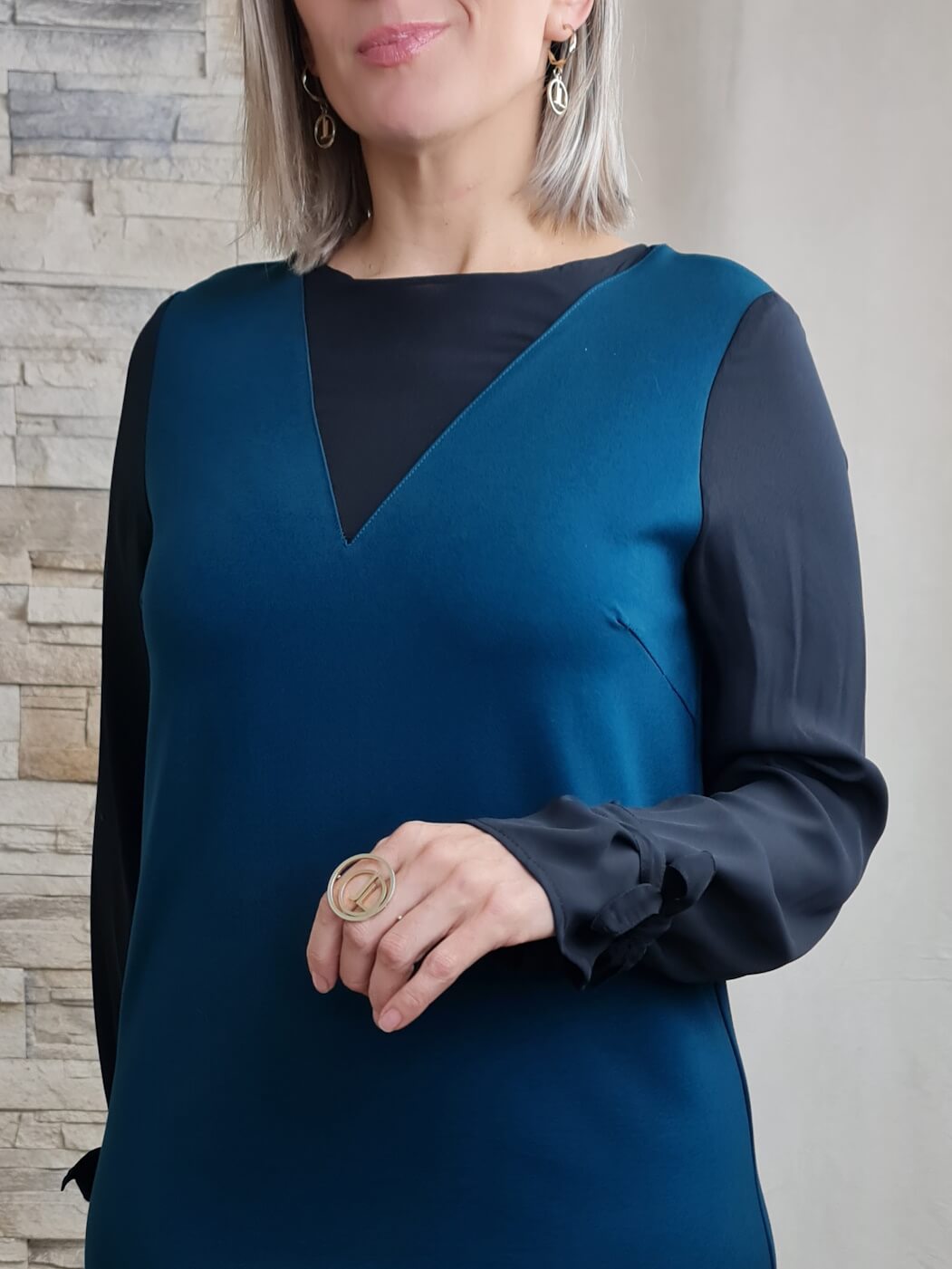 VESTIDO BICOLOR COM EFEITO DECOTE EM V