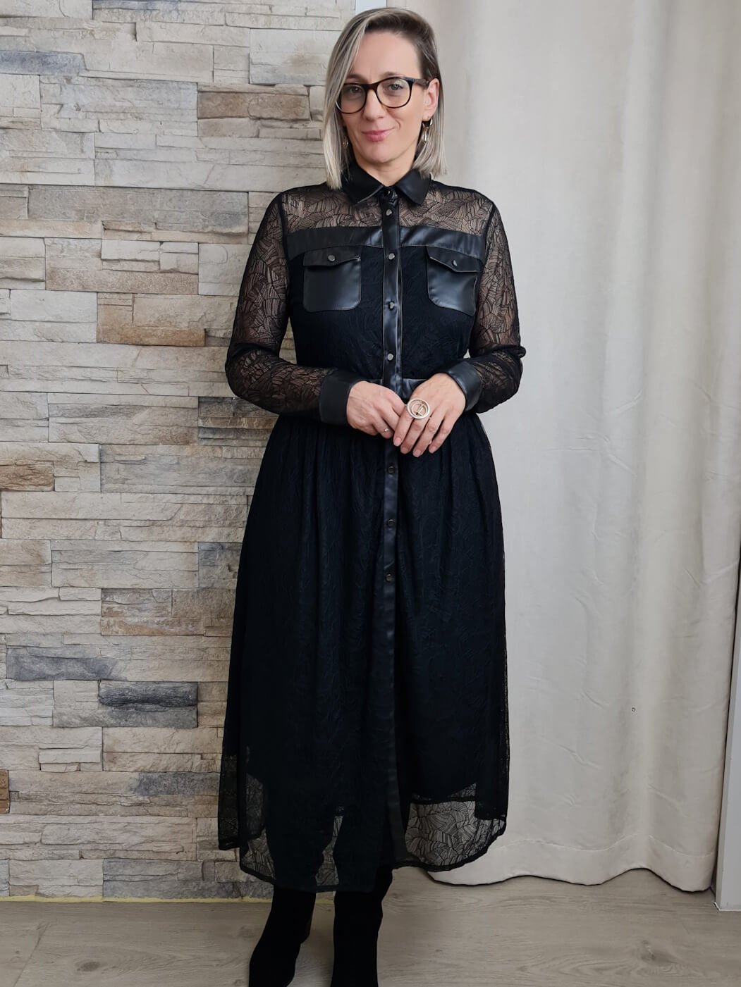 VESTIDO COMPRIDO EM RENDA E POLIPELE