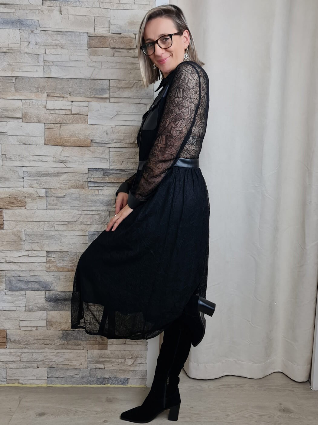 VESTIDO COMPRIDO EM RENDA E POLIPELE