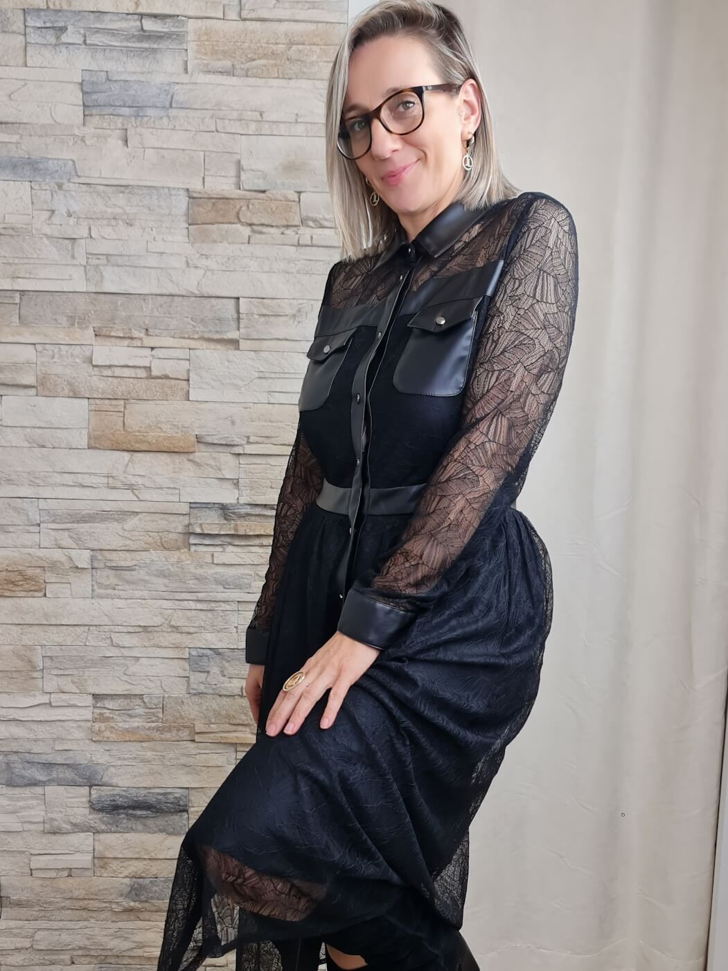 VESTIDO COMPRIDO EM RENDA E POLIPELE