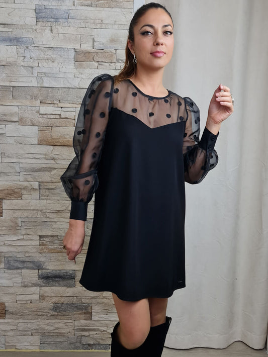 VESTIDO COM MANGAS EM ORGANZA E BOLINHAS
