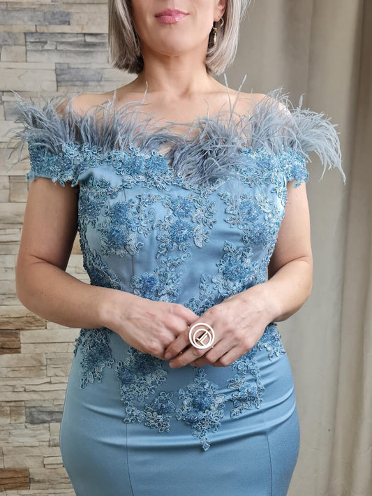 VESTIDO DE CERIMÓNIA COM OMBROS DE PLUMA