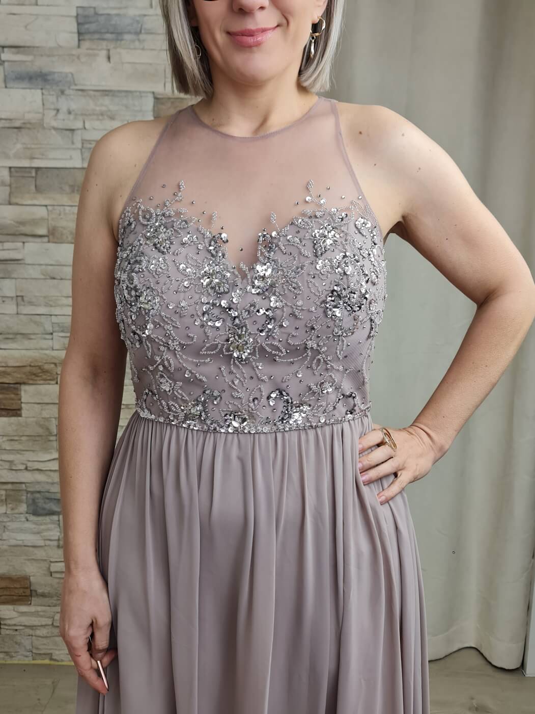 VESTIDO DE CERIMÓNIA TAUPE COM DETALHE DE BRILHANTES