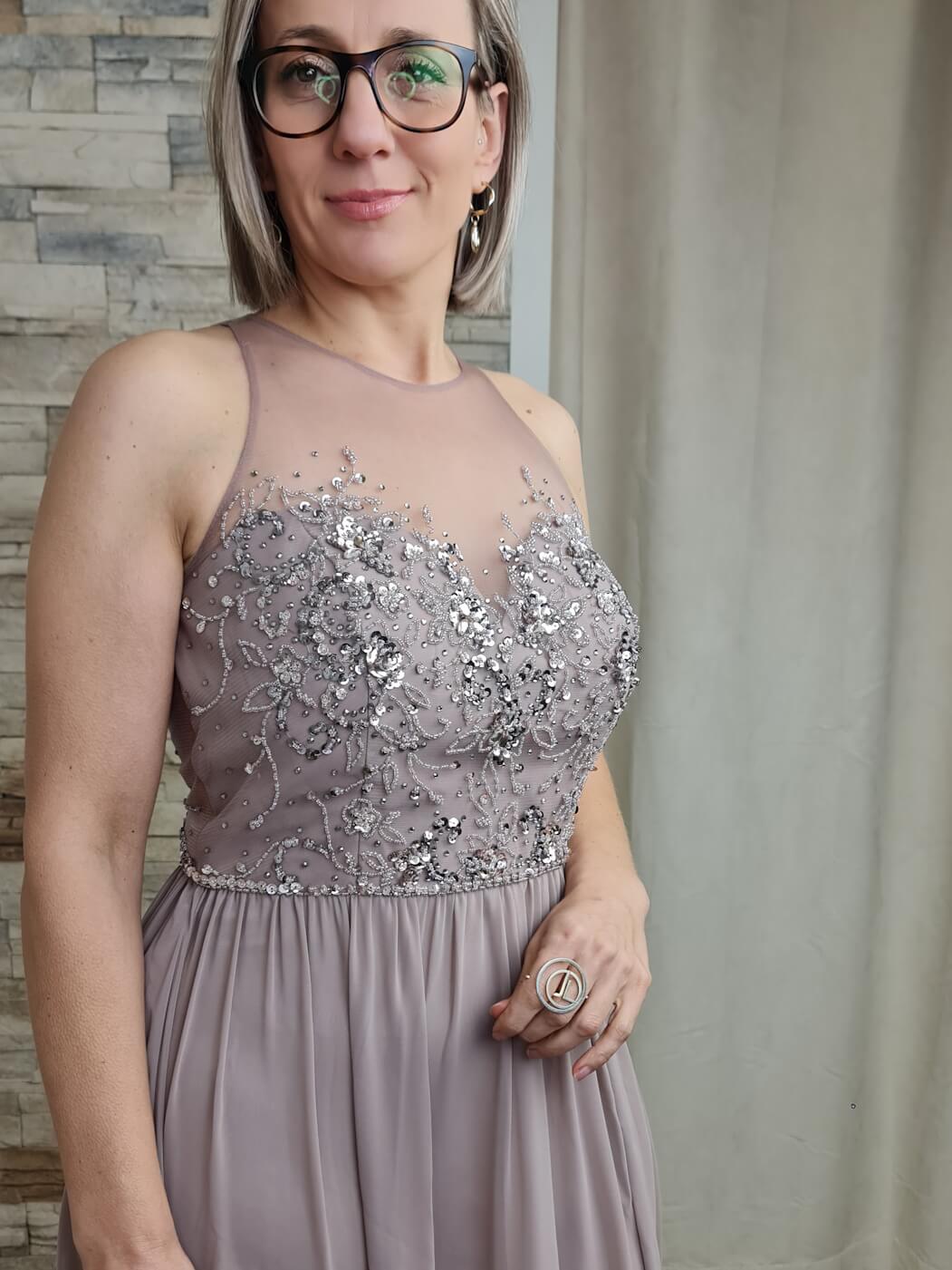 VESTIDO DE CERIMÓNIA TAUPE COM DETALHE DE BRILHANTES