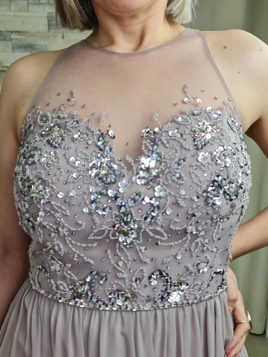 VESTIDO DE CERIMÓNIA TAUPE COM DETALHE DE BRILHANTES