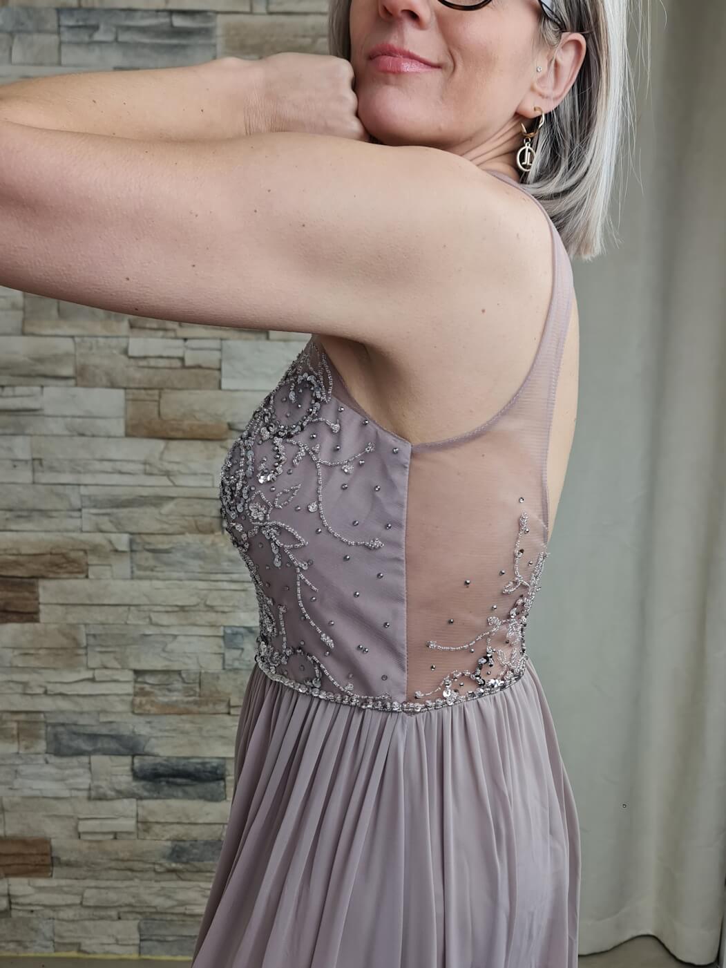 VESTIDO DE CERIMÓNIA TAUPE COM DETALHE DE BRILHANTES