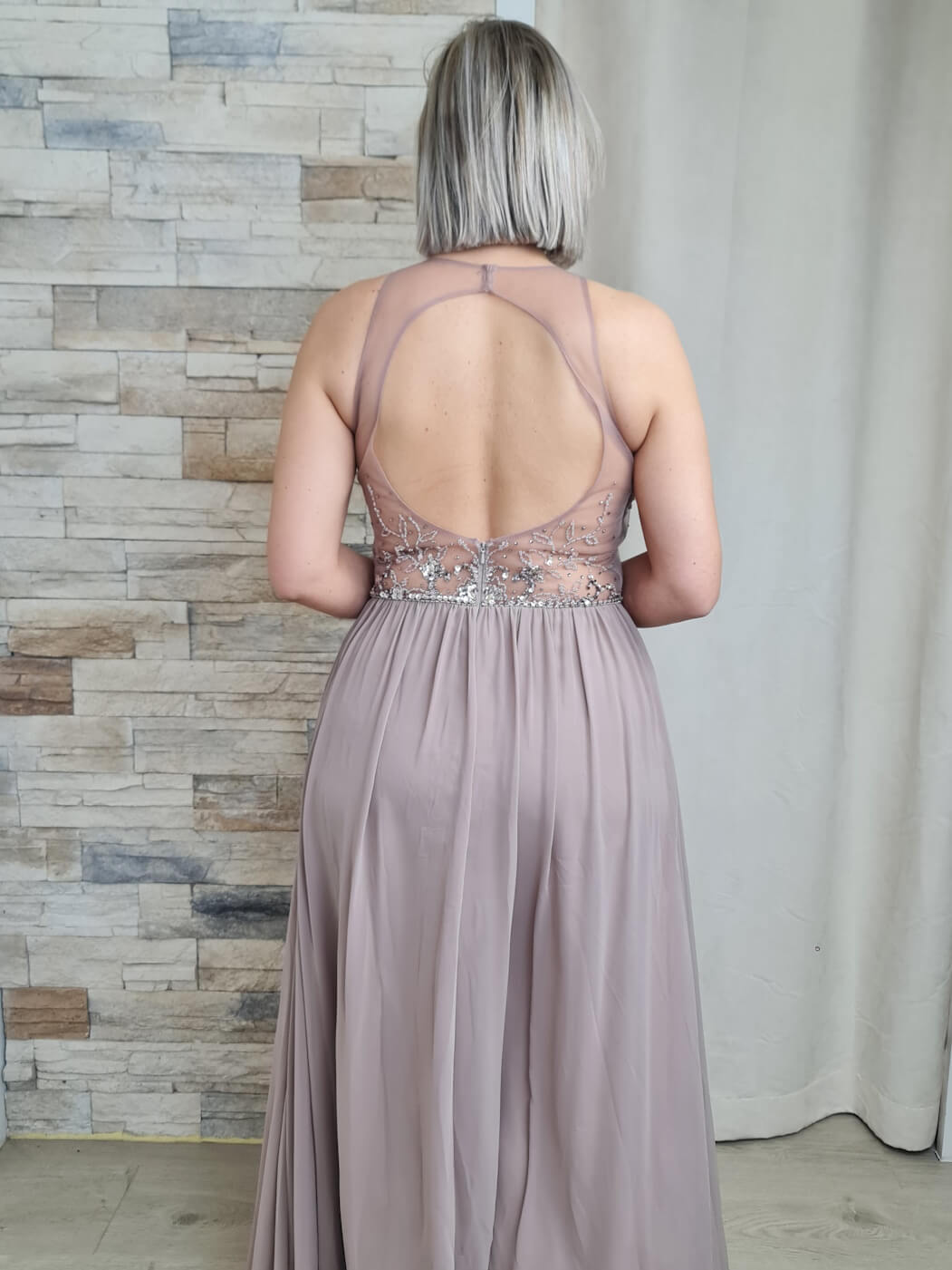 VESTIDO DE CERIMÓNIA TAUPE COM DETALHE DE BRILHANTES