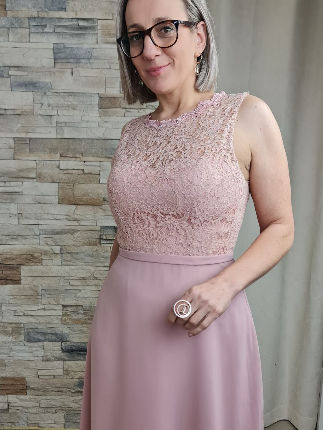 VESTIDO DE CERIMÓNIA ROSA COM DETALHE EM RENDA