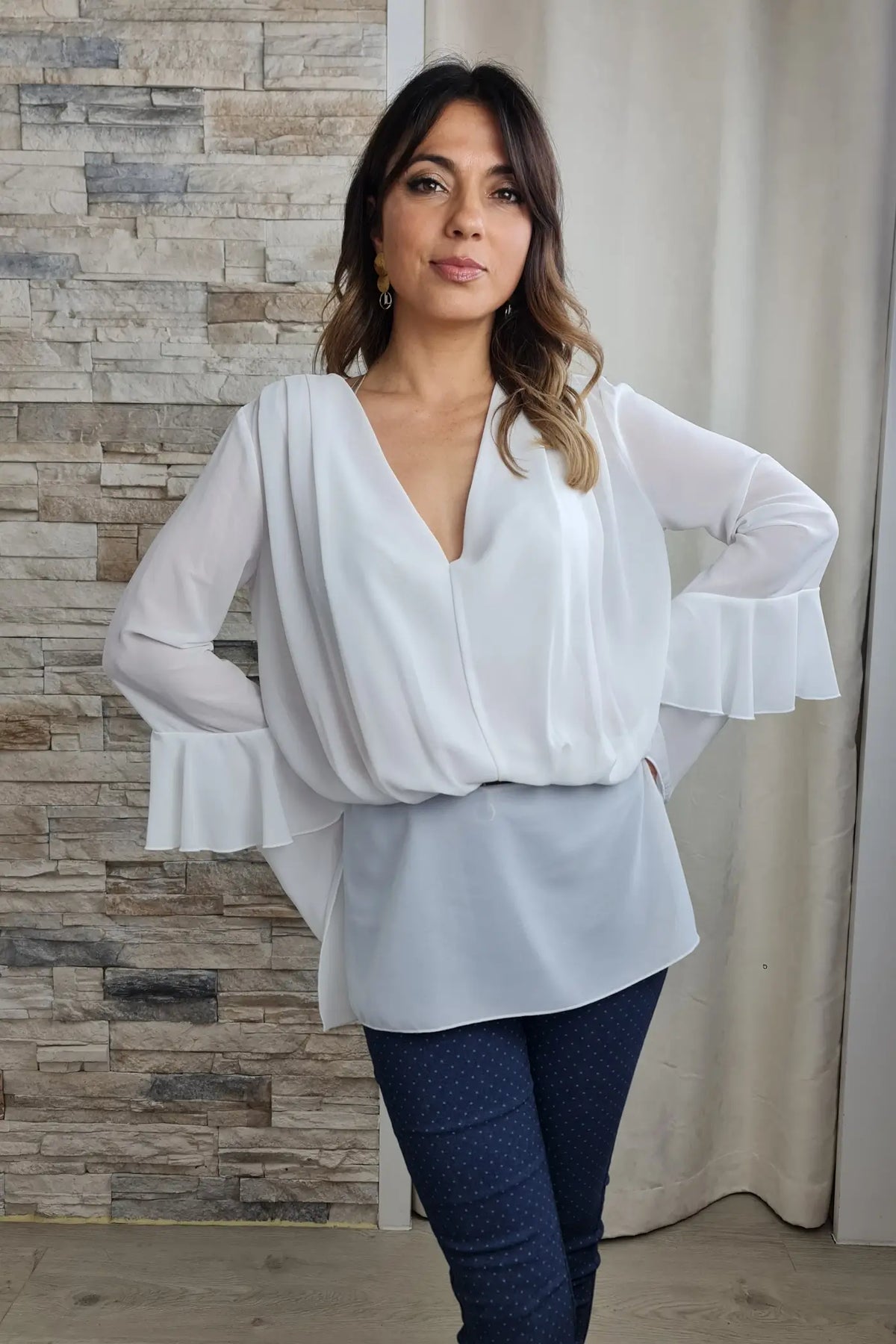 BLUSA BRANCA COM FOLHOS NAS MANGAS