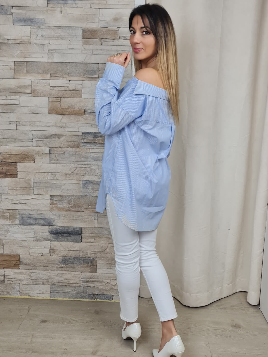 BLUSA COM OMBROS DESCOBERTOS