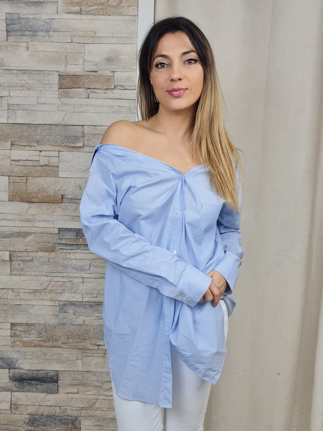 BLUSA COM OMBROS DESCOBERTOS