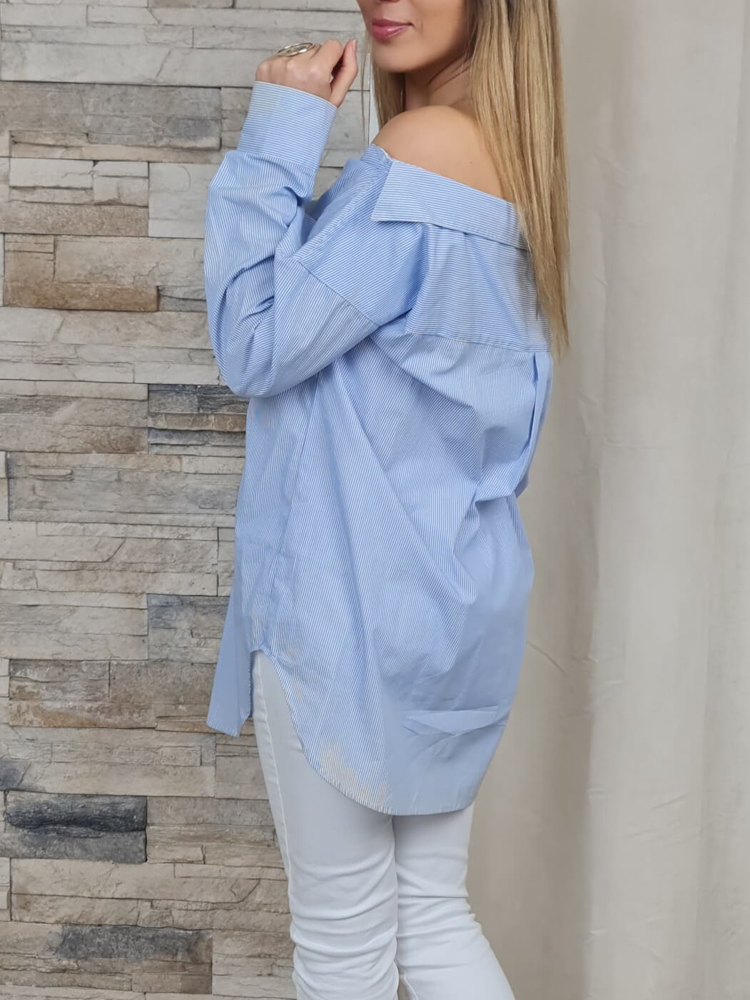 BLUSA COM OMBROS DESCOBERTOS