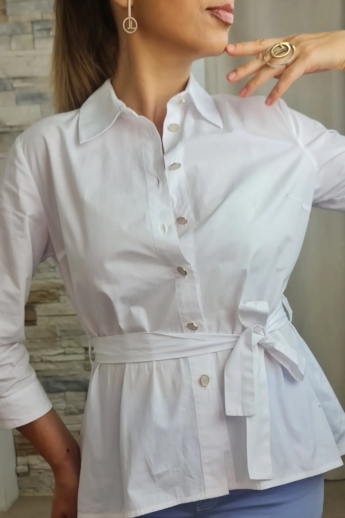 BLUSA COM CINTO E BOTÃO PRATEADO