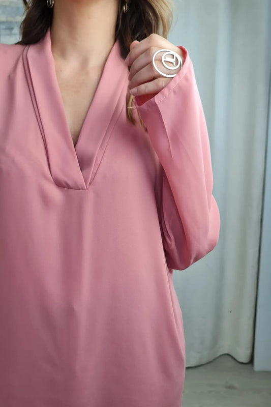 BLUSA ROSA CORTE RETO COM COLARINHO DOBRADO
