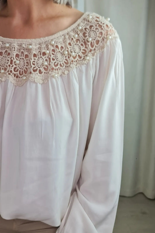 BLUSA COM DETALHE EM RENDA E PÉROLAS