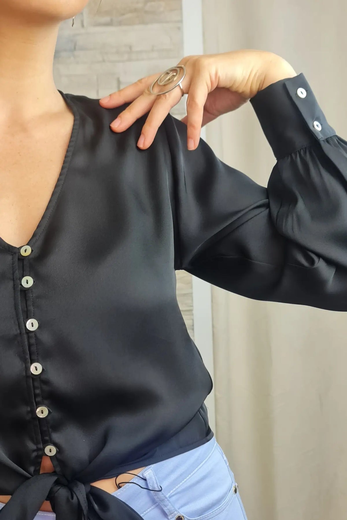 BLUSA ESSENCIAL PRETA COM DETALHE NO BOTÃO