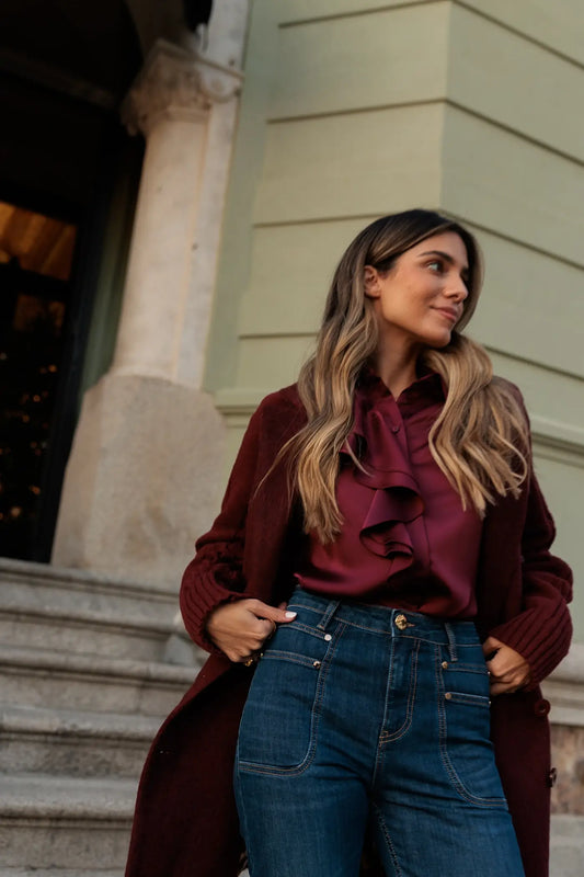 BLUSA LISA COM DETALHE DE FOLHO