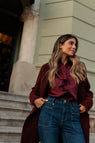 BLUSA LISA COM DETALHE DE FOLHO