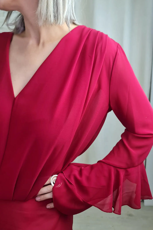 BLUSA VERMELHA COM FOLHOS NAS MANGAS