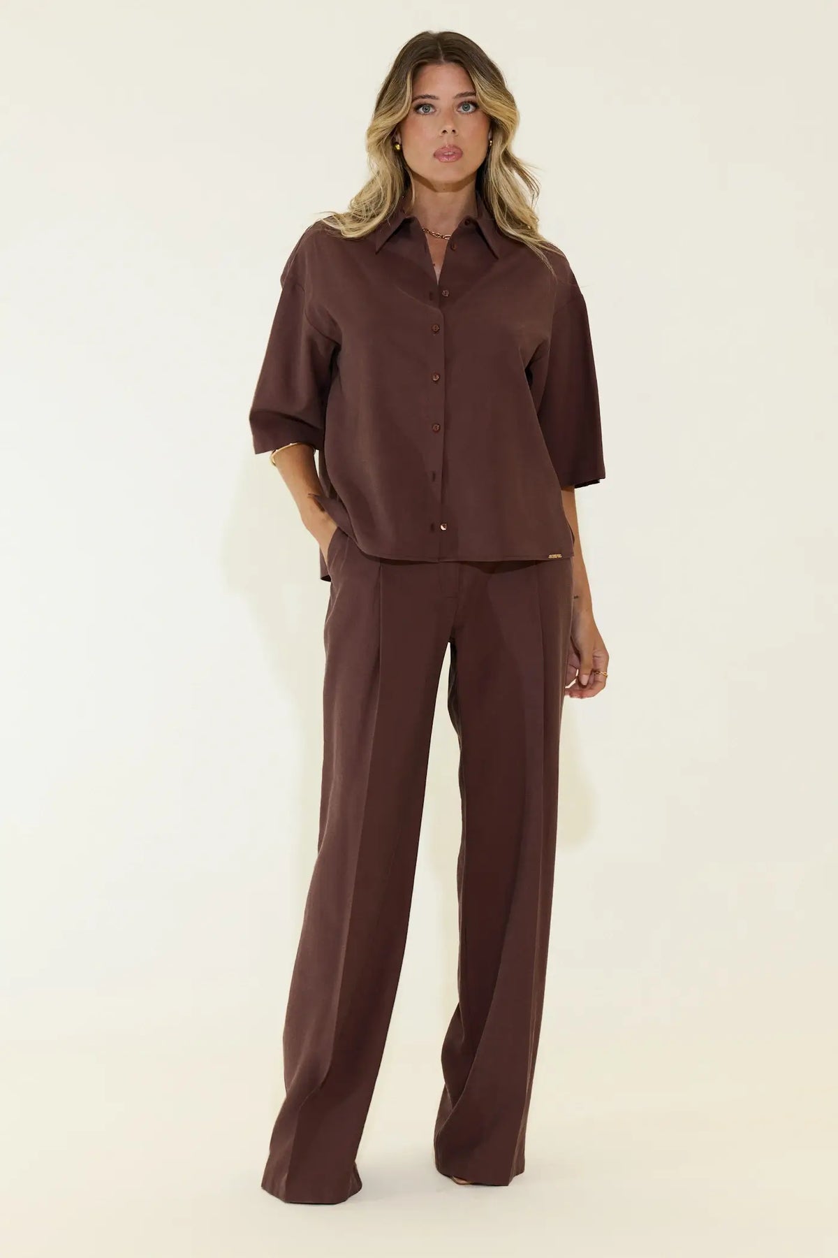 CALÇA CLÁSSICA CASTANHA FLUÍDA COM PINÇAS