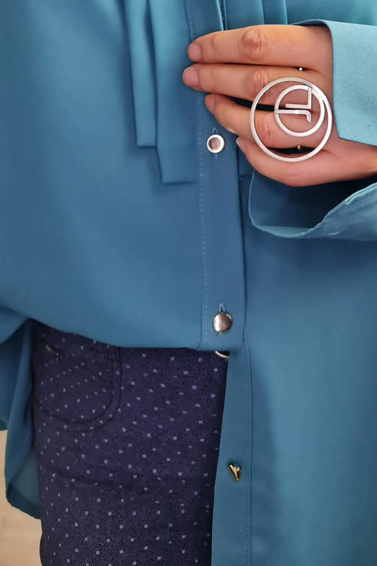 CALÇA JUSTA COM DETALHE DE BOLINHAS