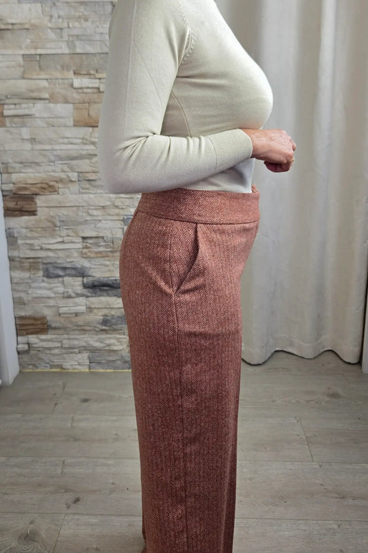 CALÇA RETA COM EFEITO ESPIGA TERRACOTA