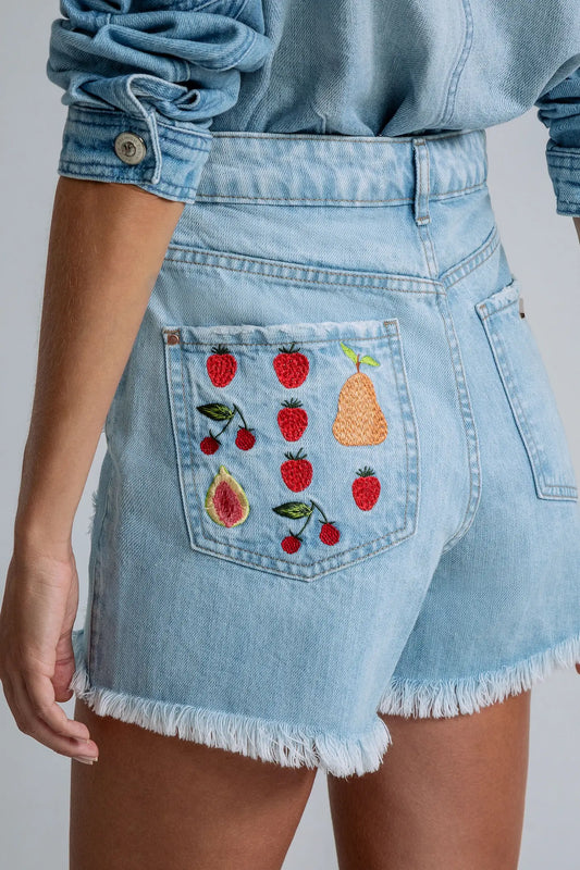 CALÇÕES DE GANGA CURTOS COM BORDADOS DE FRUTA