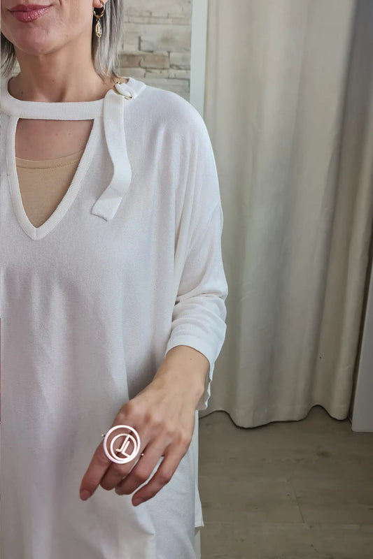 CAMISOLA EM CRÚ COM FIVELA NO DECOTE
