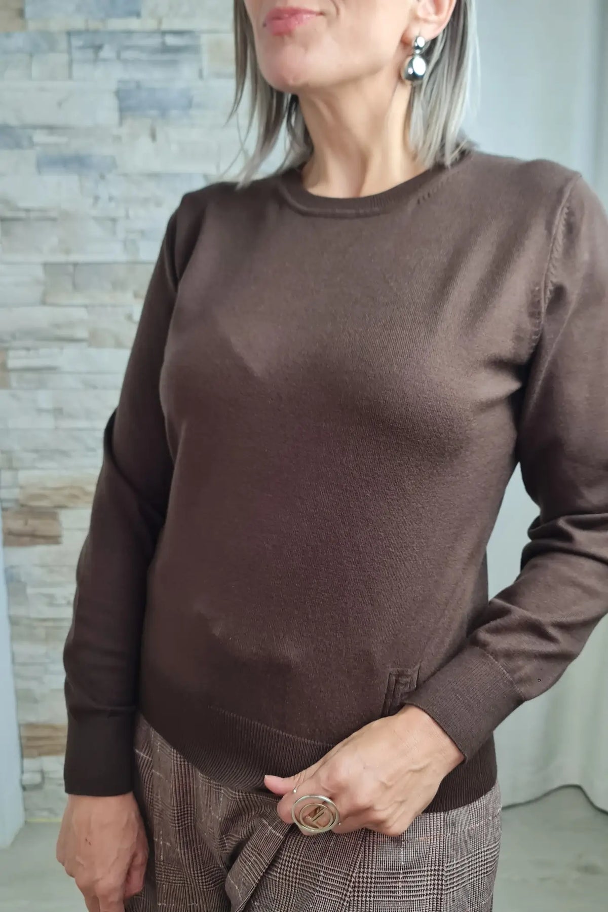 CAMISOLA DE MALHA CASTANHA COM DECOTE REDONDO