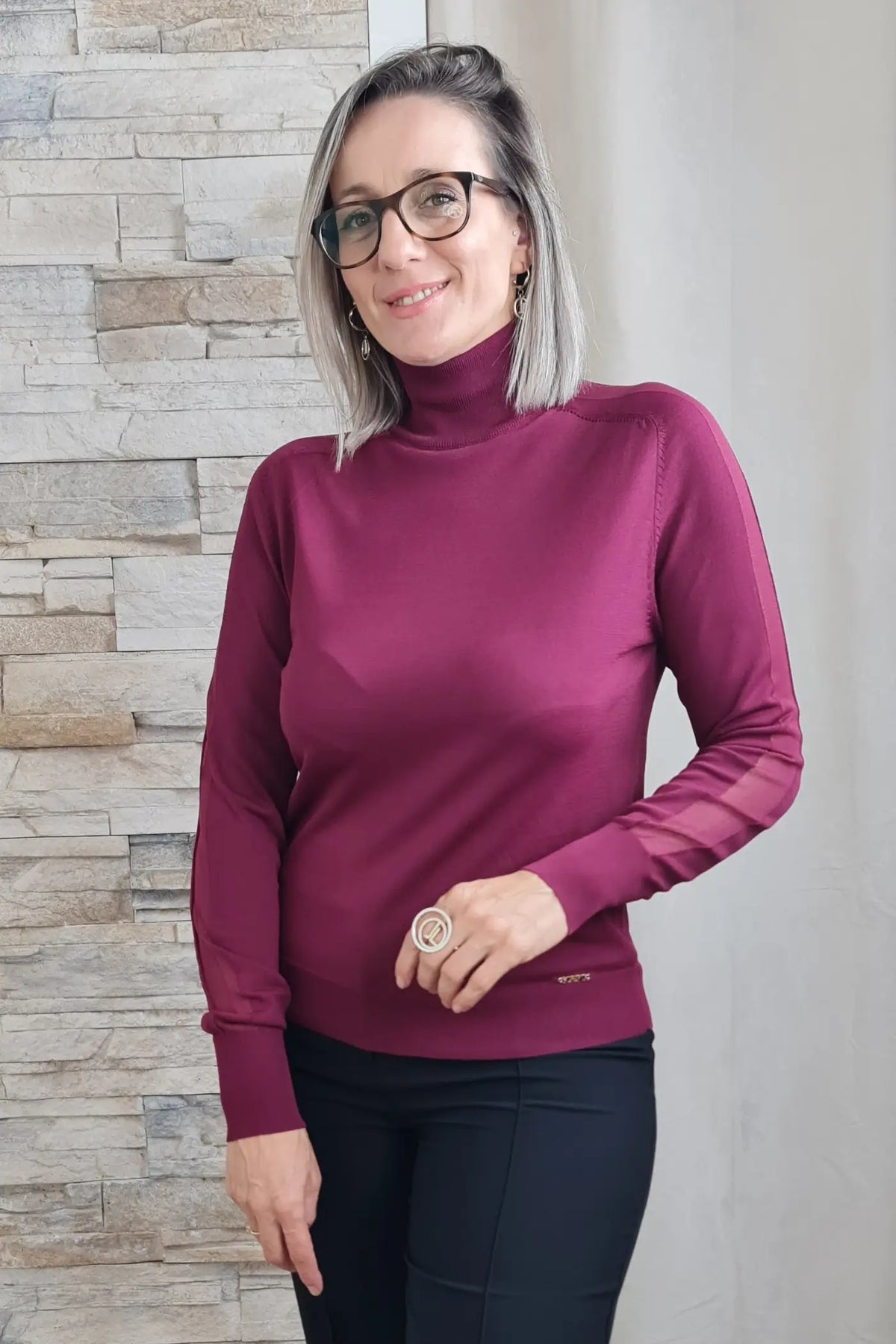 CAMISOLA DE MALHA BORDEAUX COM DETALHE TRANSPARENTE NA MANGA