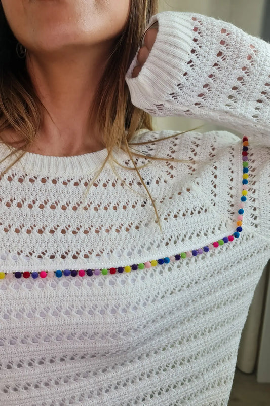 CAMISOLA BRANCA PERFURADA COM DETALHES COLORIDOS
