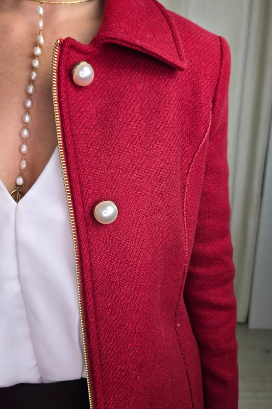CASACO VERMELHO COM BOTÃO PÉROLA
