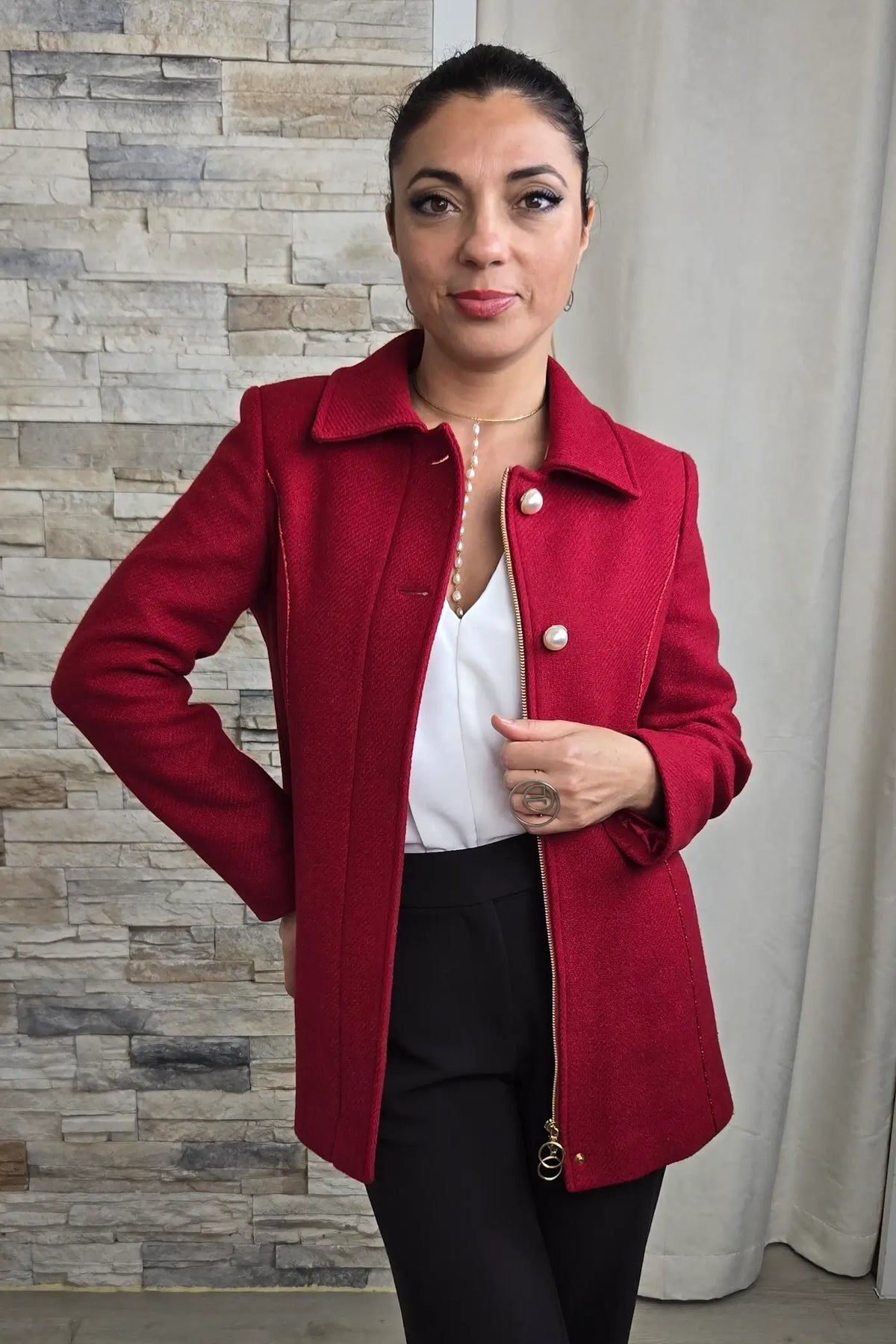 CASACO VERMELHO COM BOTÃO PÉROLA